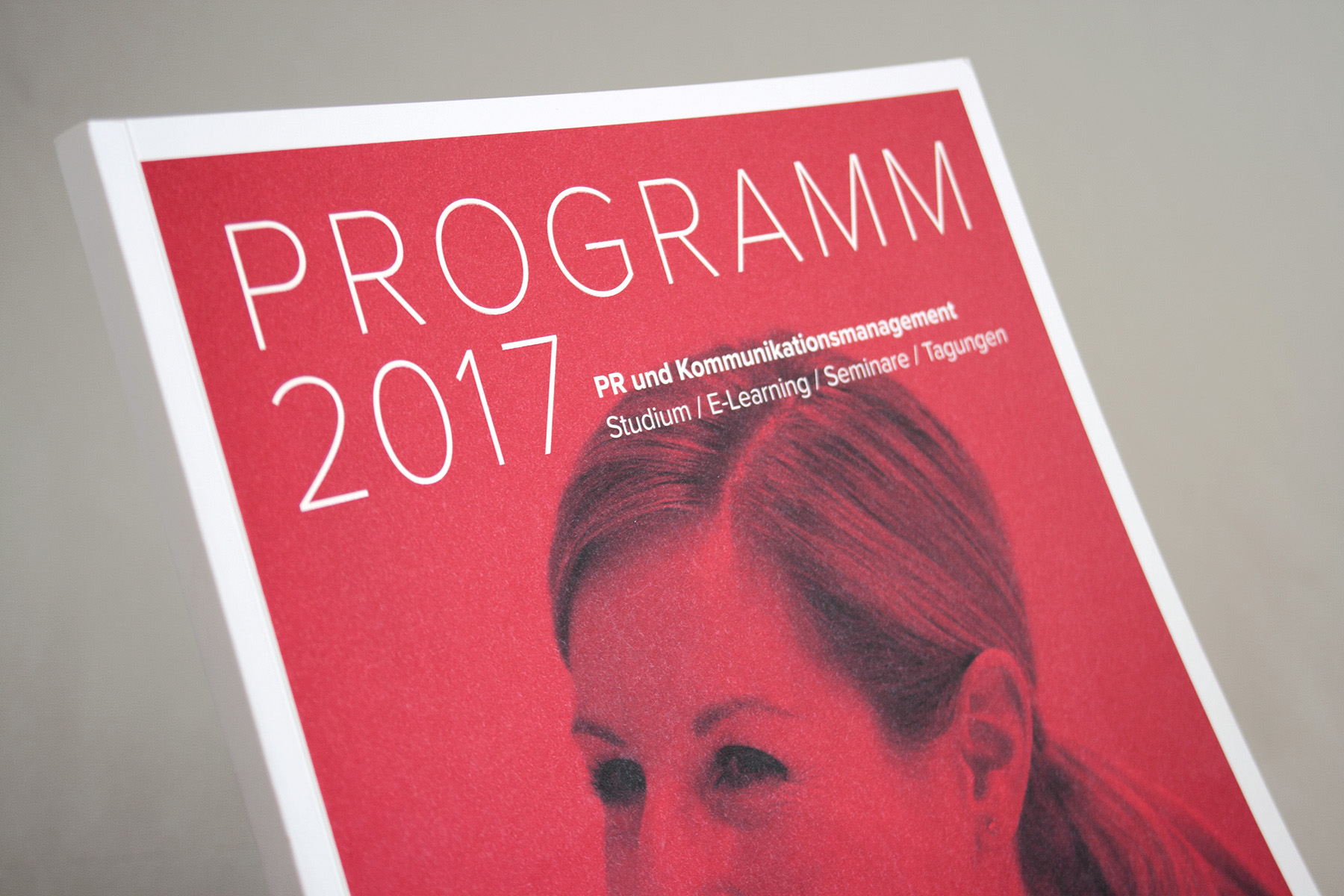Broschürencover des Gesamtprogramms der Deutschen Presseakademie