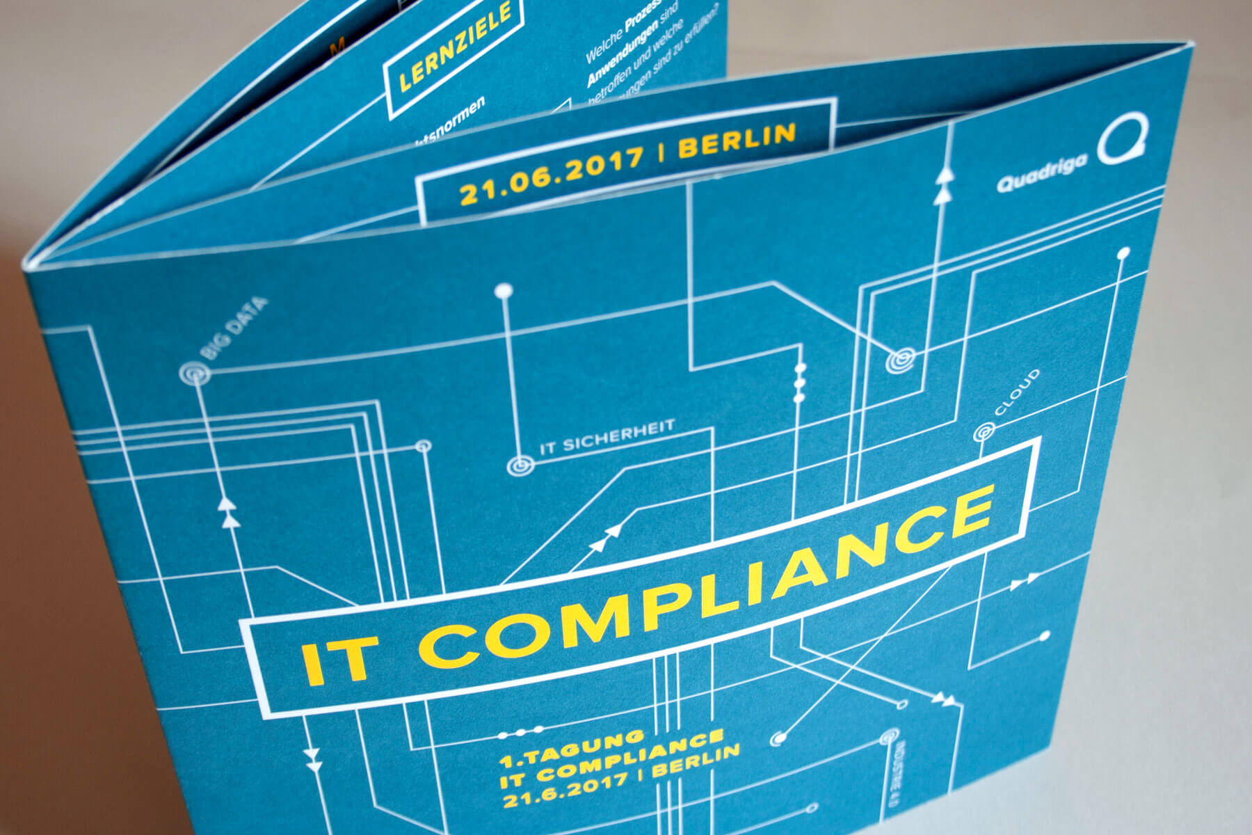 Quadratische Broschüre im Altarfalz für die Tagung IT Compliance 2017