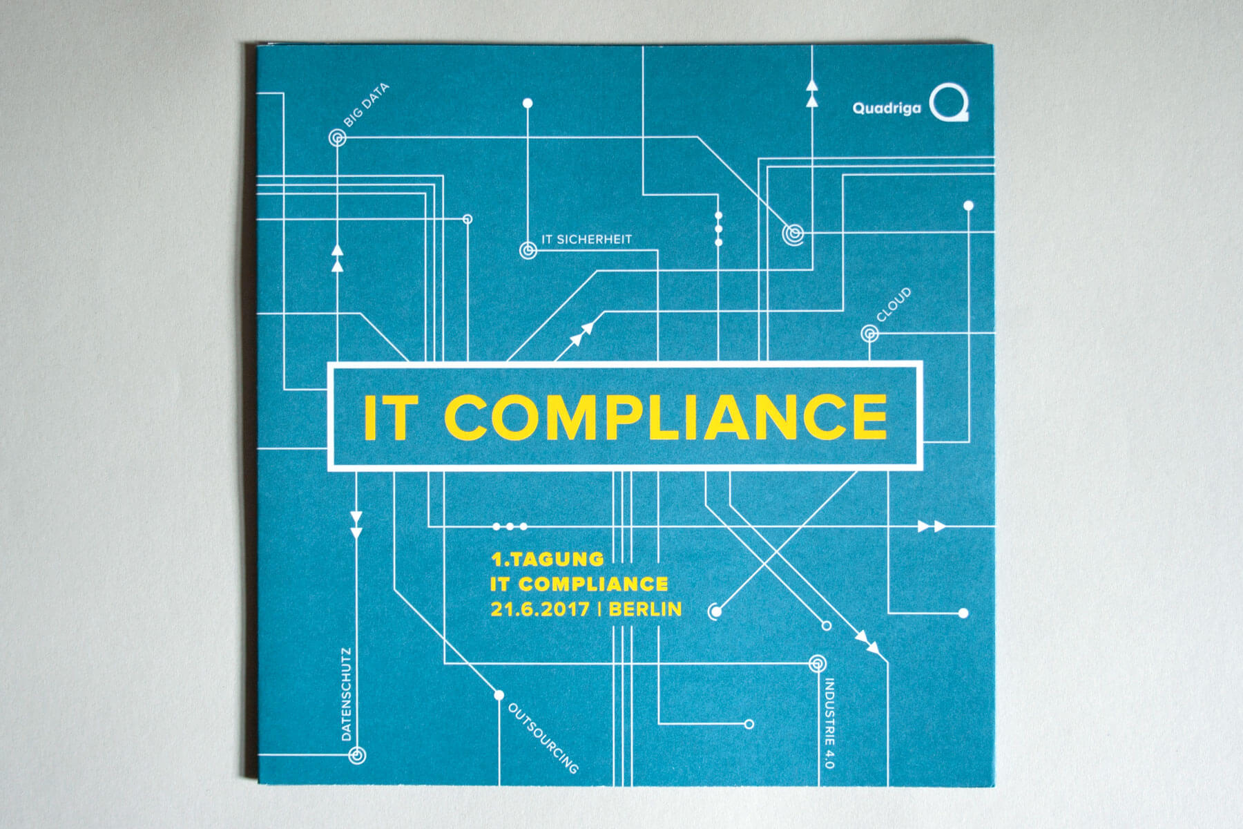 Quadratische Broschüre im Altarfalz für die Tagung IT Compliance 2017, Cover