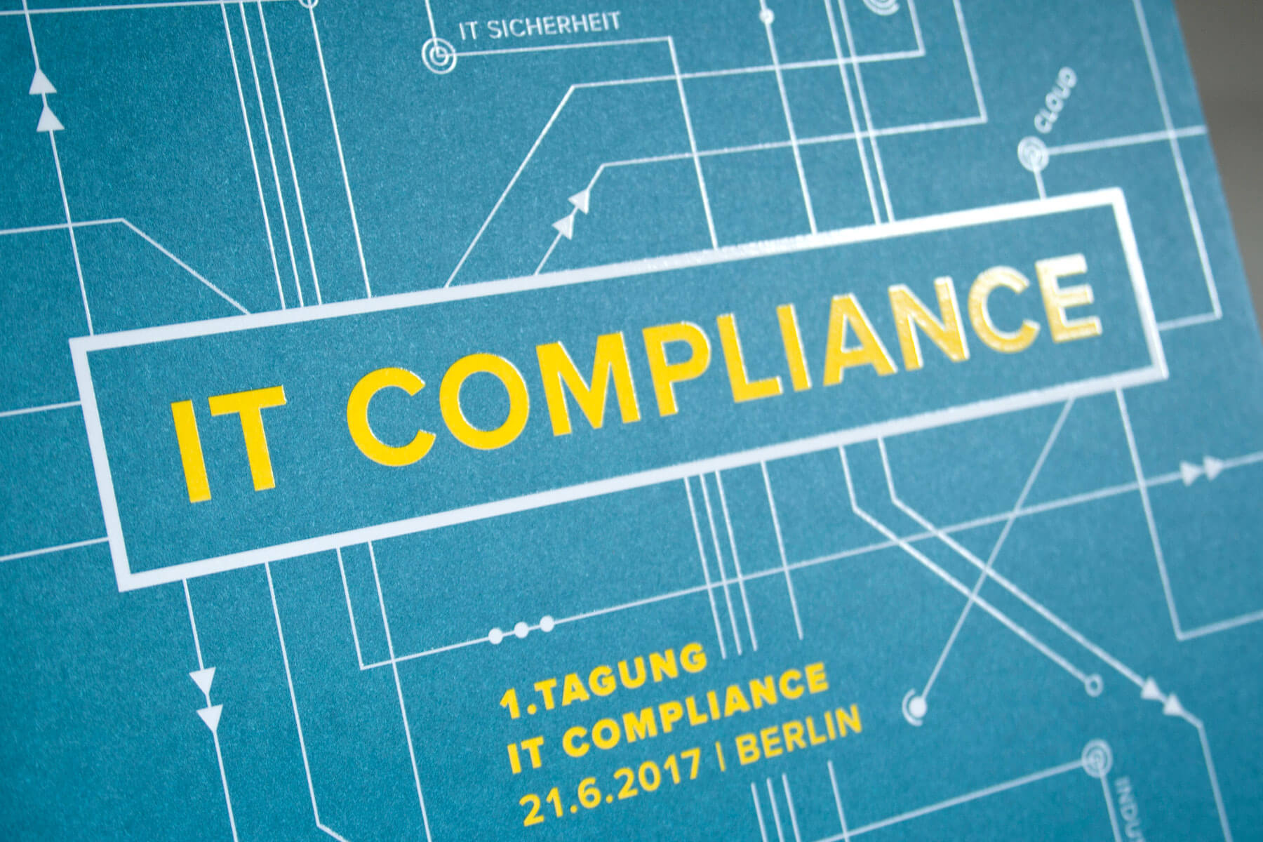 Quadratische Broschüre im Altarfalz für die Tagung IT Compliance 2017, Nahaufname partieller UV-Lack