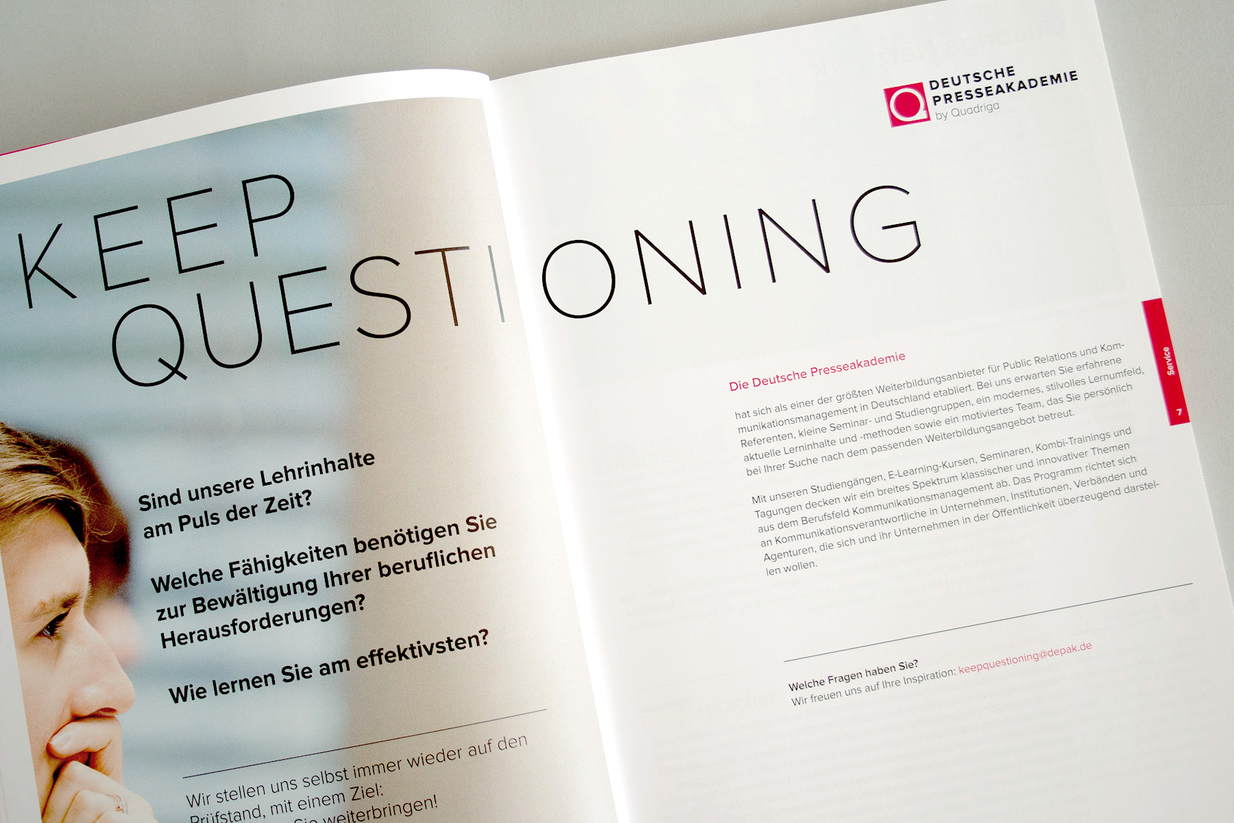 Doppelseite keep questioning des Gesamtprogramms der Deutschen Presseakademie