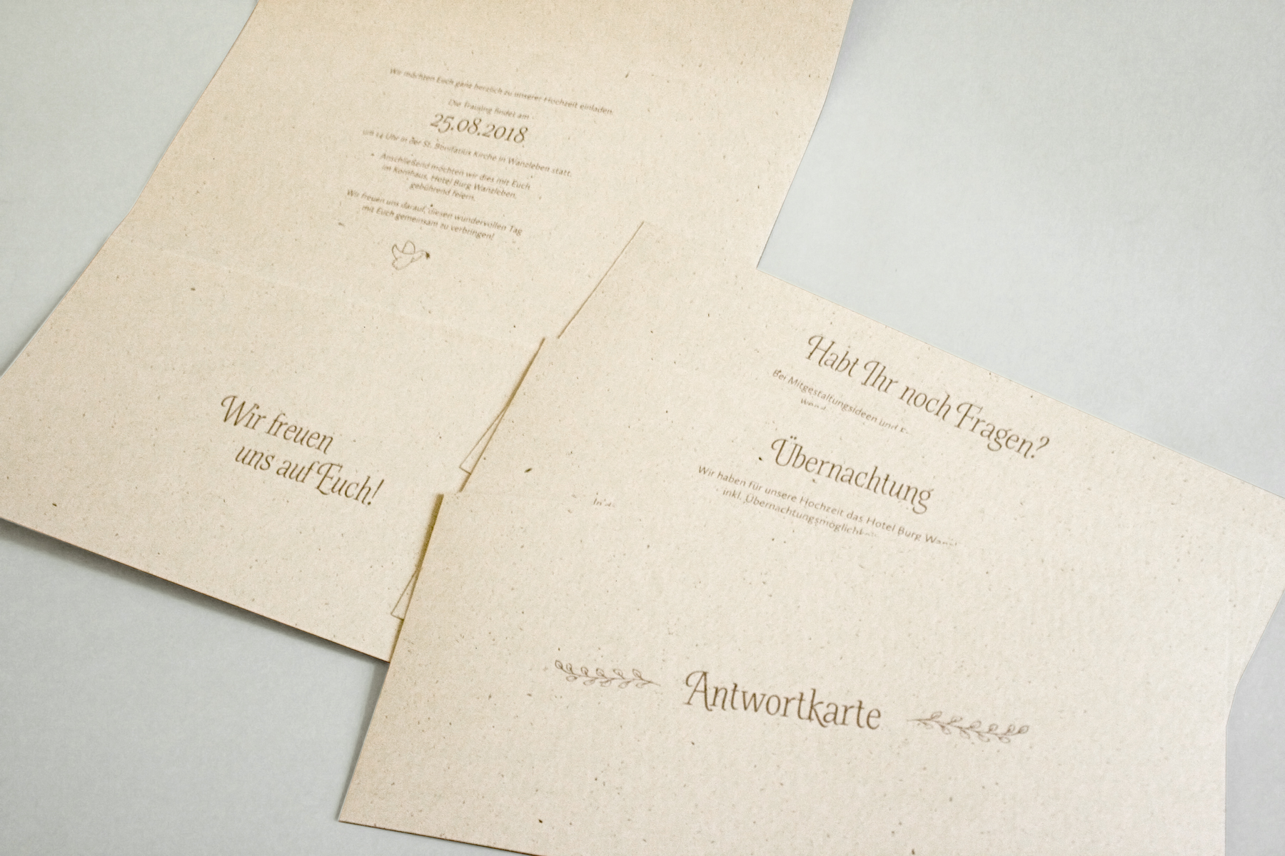 Hochzeitseinladung aufgeklappt mit Zusatzkarten