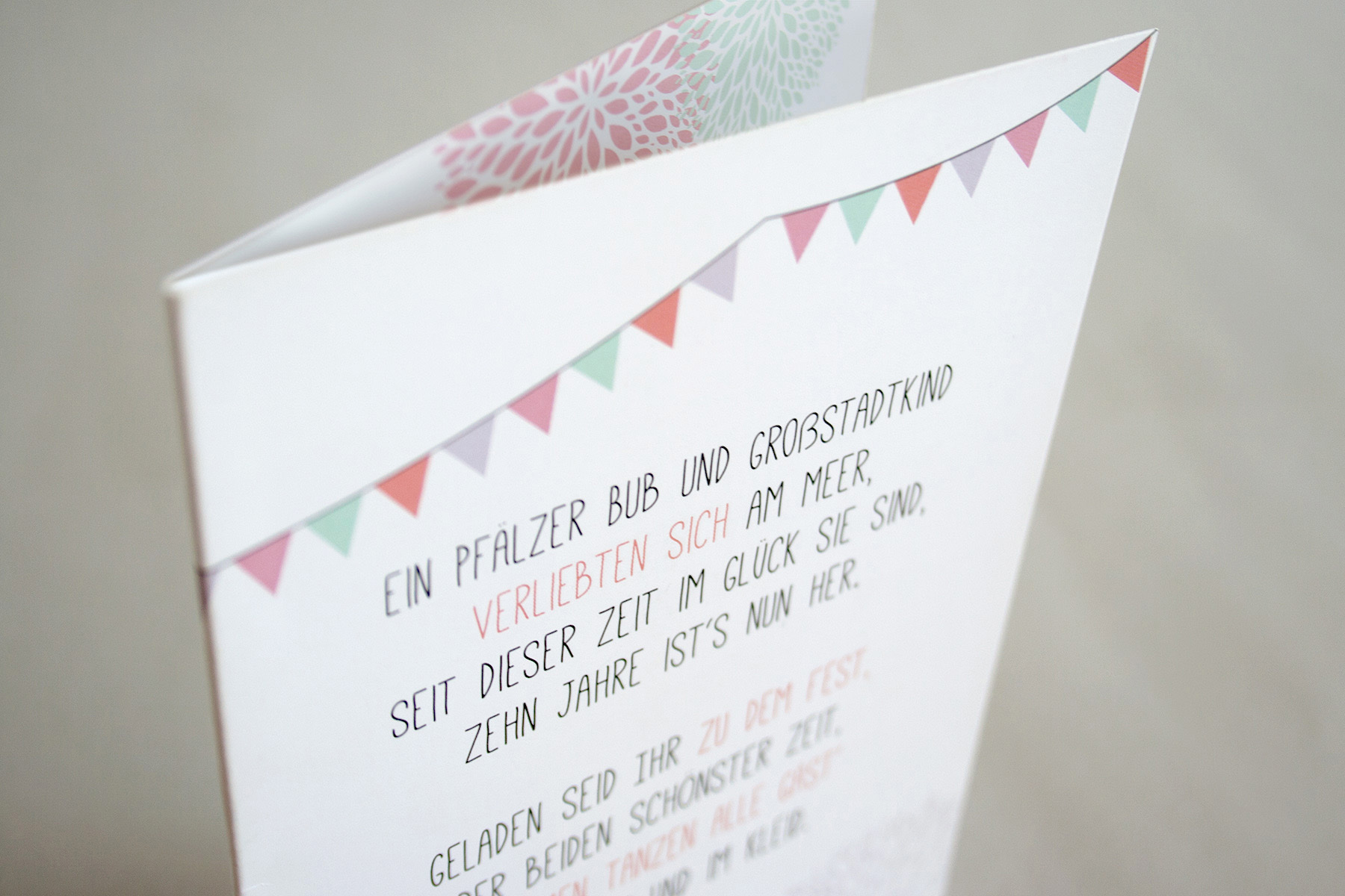 Hochzeitseinladungen und Save the date-Karten im Sommerstil mit Girlanden und Ranunkeln