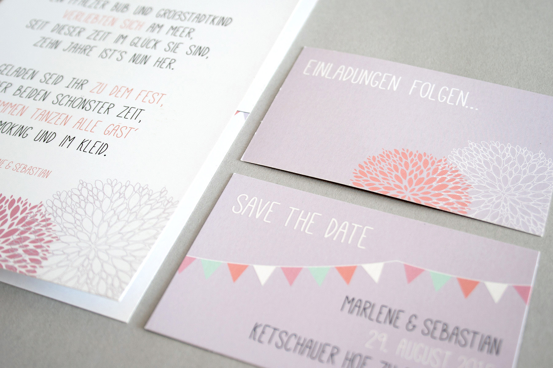 Hochzeitseinladungen und Save the date-Karten im Sommerstil mit Girlanden und Ranunkeln