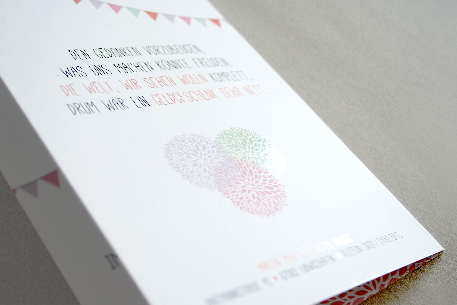 Hochzeitseinladungen und Save the date-Karten im Sommerstil mit Girlanden und Ranunkeln, Nahaufname partieller UV-Lack